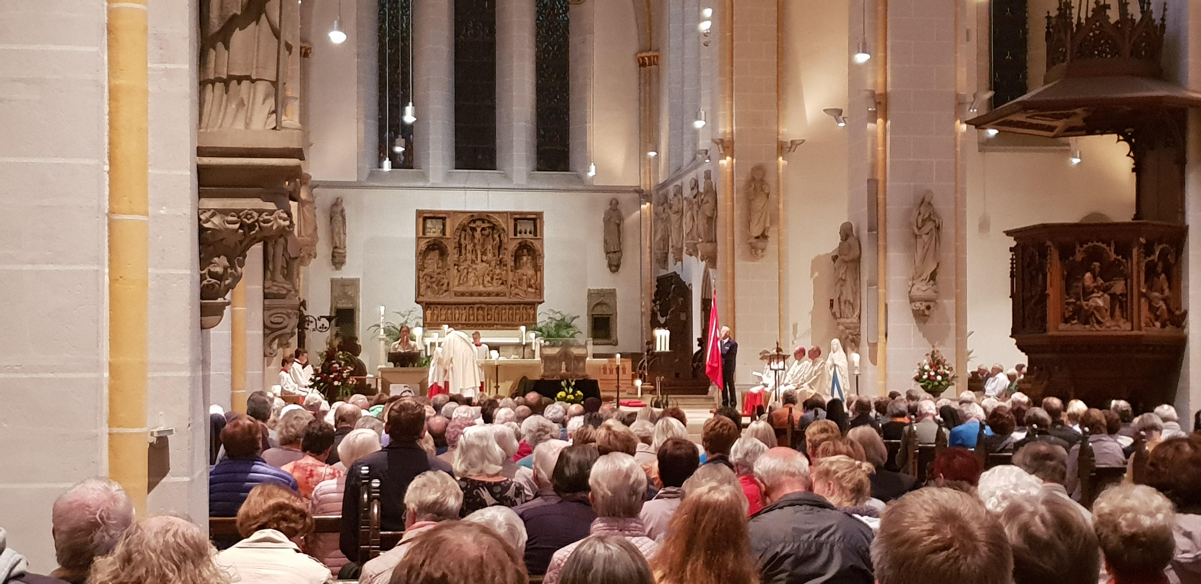 Messe mit den Maltesern in St. Johann - Schrein der Heligen Bernadette in der Kirche St. Johann in Osnabrück 